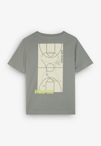 Graues Baumwoll-T-Shirt mit kurzen Ärmeln. Verziert mit einem cremefarbenen Grafikdesign eines Basketballplatzes, dem Text "MATCH DAY" und dem grünen Logo "SCALPERS".