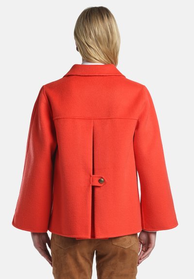 Raudonas vilnos mišinio švarkas su apykakle, varpelio formos rankovėmis ir užsegimu nugaroje. Turi lygią tekstūrą ir pritaikytą dizainą.