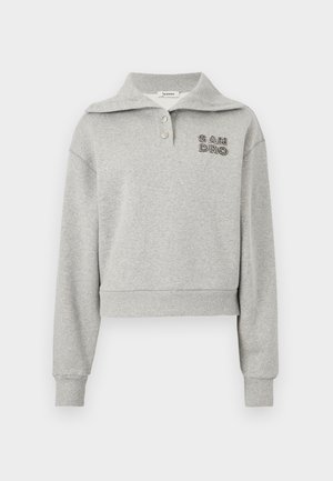 Ανοιχτό γκρι μακρυμάνικο πουλόβερ με φαρδιά γιακά, δύο κουμπιά, ριμπ μανσέτες και τελείωμα, και κεντημένο το "SANDRO" στο αριστερό στήθος.