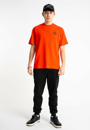 - Spodnie treningowe