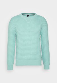 Mintgrüner Strickpullover mit strukturierter Optik, Rundhalsausschnitt, langen Ärmeln sowie gerippten Bündchen und Saum. Herstelleretikett sichtbar.