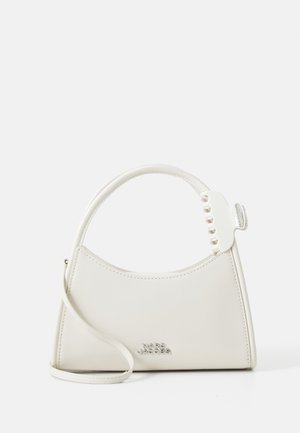 Bolso de piel blanco con forma curvada, un solo asa y una correa de hombro desmontable. Presenta un acento decorativo en forma de botón y un logotipo.