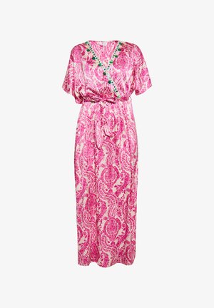 Długa różowa sukienka wrap z wzorem paisley, krótkimi rękawami i dekoracyjnym zielonym wykończeniem wzdłuż dekoltu, zaznaczona w talii.