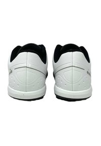 Scarpe sportive bianche con una finitura testurizzata, interno nero e una suola con motivo. Presentano un marchio discreto e una forma liscia e arrotondata.