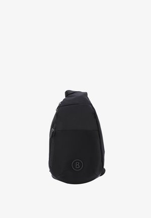Zaino a tracolla nero realizzato in tessuto resistente, con forma arrotondata, pannello frontale testurizzato, zip laterale e un logo circolare sulla parte inferiore.