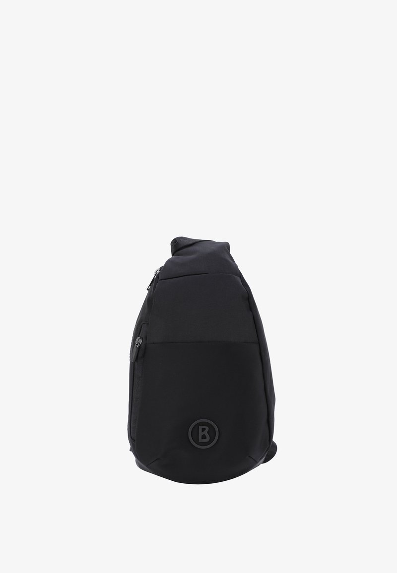 Sort sling rygsæk lavet af holdbart stof, med en rund form, tekstureret frontpanel, sidelomme med lynlås og et cirkulært logo på bunden.