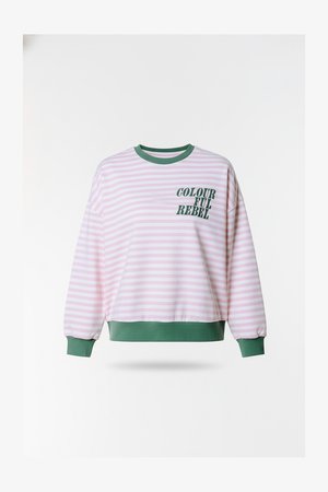 Rožinės ir baltos dryžuotos sportinė palaidinė su žaliais gofruotais rankogaliais ir apačia, su tamsiai žalia „COLOURFUL REBEL“ užrašu. Laisvo kirpimo dizainas.