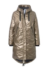 Parka con capucha de color dorado metálico con acentos negros, frente con cremallera y bolsillos, textura suave y cordón en el dobladillo para mayor ajustabilidad.