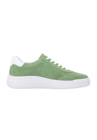 Baskets basses en daim vert avec lacets blancs, languette de talon blanche et semelle épaisse en caoutchouc blanc, présentées de profil sur un fond blanc.