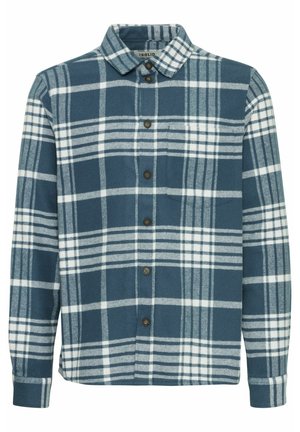 Chemise en flanelle à carreaux bleus et blancs avec une fermeture à boutons sur le devant, des manches longues et un col ; présente des boutons marron et une poche poitrine.