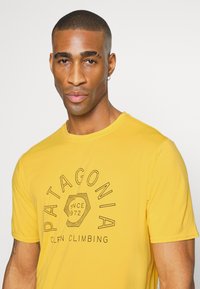 Patagonia DAILY GRAPHIC SHIRT - T-shirt desportiva - saffron