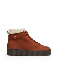 Sneakers high-top in finta pelle marrone con fodera in finta pelliccia bianca, lacci anteriori, cinturino alla caviglia e suola piatta texture.