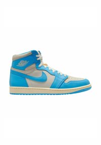 Sneaker alta in pelle blu chiaro e suede grigio, con lacci bianchi, punta perforata e suola color acquamarina. Dettaglio logo distintivo.