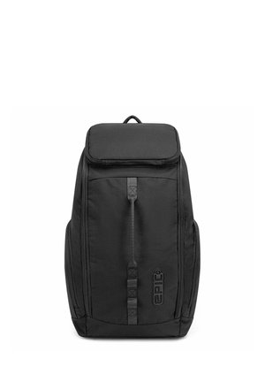 Mochila rectangular negra con solapa superior, detalle de correa vertical frontal, bolsillos laterales y logotipo "EPIC" en la parte inferior delantera.