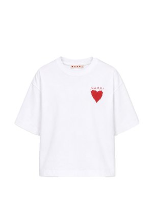 T-shirt blanc à manches courtes avec un cœur rouge et le texte "Marni" sur la partie supérieure gauche de la poitrine et un col rond.