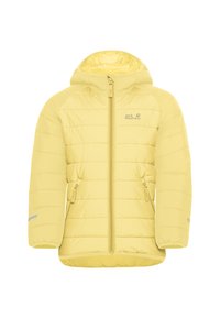 Chaqueta acolchada amarilla con capucha, que presenta una cremallera frontal, dos bolsillos laterales y acentos reflectantes en las mangas. Diseño de acolchado texturizado.