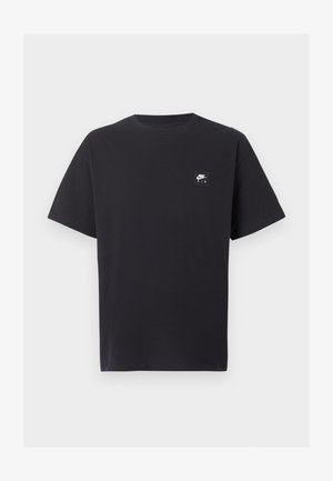 Mustad lühikeste varrukatega Nike Air T-särk ümmarguse kaelusega ja vasakul rinnal väikese valge logoga.