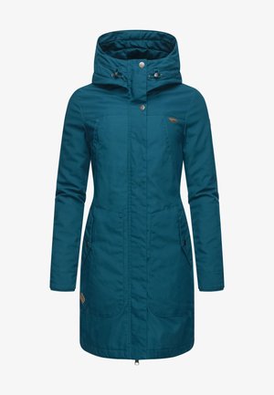 Türkise Kapuzenjacke mit Reißverschluss vorne, zwei seitlichen Taschen und einem Logo-Patch. Der Stoff ist glatt mit einem leichten Glanz und einem strukturierten Kapuzenfutter.