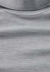 Grauer Rollkragenpullover, aus glattem Strickstoff mit subtiler Textur. Verfügt über einen hohen Kragen und ein tailliertes Design.