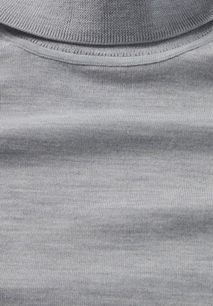 Grauer Rollkragenpullover, aus glattem Strickstoff mit subtiler Textur. Verfügt über einen hohen Kragen und ein tailliertes Design.