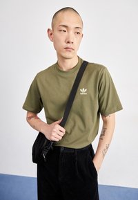 adidas Originals TREFOIL ESSENTIALS - Triko s potiskem - olive strata