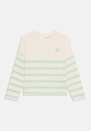 Sweater de pulôver listrado em creme com listras horizontais verdes claras, gola redonda e um pequeno detalhe de coração verde no peito. Textura suave.