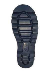 Zwarte rubberen schoenzool met horizontale groeven, een ronde indeuking en gegraveerde tekst met de cijfers 28 en 10.