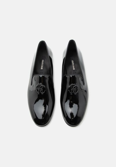 Mocassins en cuir verni noir avec logo embossé à l'avant, étiquetés Roberto Cavalli, affichés côte à côte sur fond blanc.