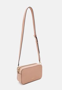 Strukturovaná kabelka přes rameno z měkké růžové kůže, obdélníkový tvar, zlatý zip, nastavitelný popruh s černými akcenty, ražené logo.