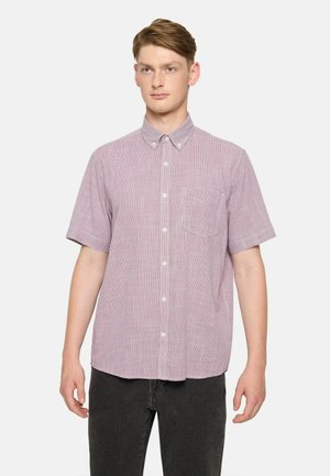 Camisa de manga corta abotonada en un patrón de cuadros en rojo claro y blanco, que presenta un bolsillo en el pecho y un diseño de cuello clásico.
