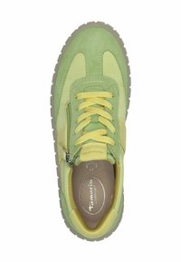 Zöld velúr és szövet sneaker sárga részletekkel, kerek orral, fűzős elejével és texturált talppal; márkás talpbetéttel rendelkezik.