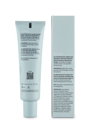 Lichtblauwe tube met een witte dop, gelabeld voor een anti-aging vloeistof. Bevat Engelse en Duitse tekst, een QR-code en details over gebruik en ingrediënten.