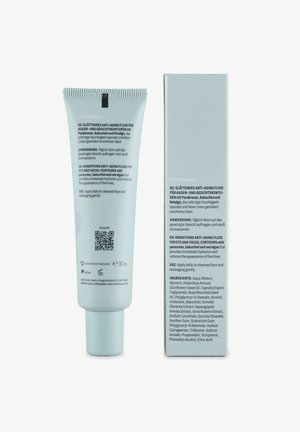 Lichtblauwe tube met een witte dop, gelabeld voor een anti-aging vloeistof. Bevat Engelse en Duitse tekst, een QR-code en details over gebruik en ingrediënten.
