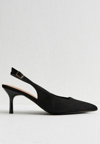 Tacón slingback de ante negro con punta afilada, tira del tobillo delgada y un tacón de aguja modesto. Textura suave y detalles pulidos.