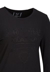 Zwart shirt met lange mouwen, versierd met textuurrijke strass-steentjes en de tekst "1969 ITALIA" boven een schildontwerp. Ronde halslijn.