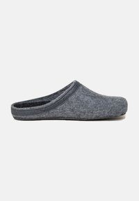 Grijze gevoerde slipper met een gesloten achterkant, een gebogen vorm en subtiele decoratieve stiksels langs de bovenrand. Zachte textuur en eenvoudig ontwerp.