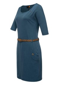 Teal kortärmad klänning med rundad halsringning, midjebälte och sidofickor som har bruna knappdetaljer och ett texturerat bältedesign.