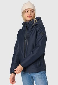 Marineblau isolierte Winterjacke mit Kapuze, ausgestattet mit einem Frontreißverschluss, Seitentaschen, elastischen Bündchen und einem Logopatch am linken Ärmel.