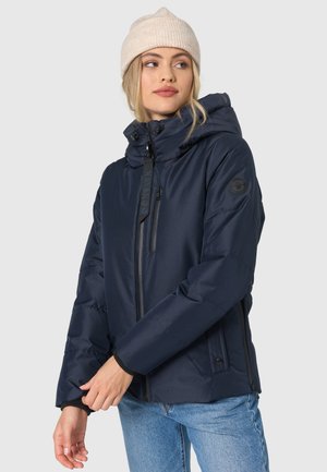 Navy geïsoleerde winterjas met capuchon, voorzien van een ritssluiting aan de voorkant, zijzakken, elastische manchetten en een logopatch op de linker mouw.