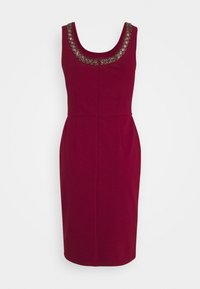 Robe bordeaux sans manches jusqu'aux genoux avec encolure dégagée et détails complexes de perles métalliques le long du col.