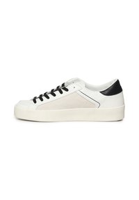 Witte leren sneaker met zwarte accenten, voorzien van een suède paneel en zwarte veters. Laag profiel ontwerp met een dikke witte rubberen zool.