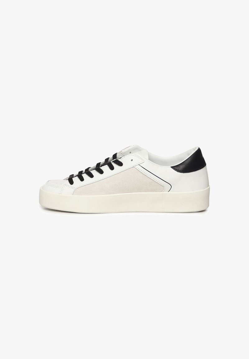 Baskets en cuir blanc avec des accents noirs, dotées d'un panneau en daim et de lacets noirs. Design bas avec une épaisse semelle en caoutchouc blanc.