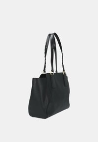 Borsa tote in pelle nera con doppio manico, hardware dorato e forma strutturata. Presenta una superficie testurizzata e pannelli laterali rettangolari.
