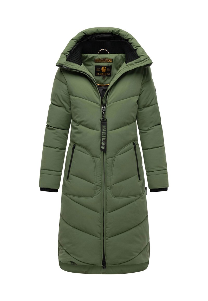 Long manteau d'hiver matelassé vert olive avec capuche, fermeture éclair noire, poches latérales et logo Marikoo sur la tirette de la fermeture.