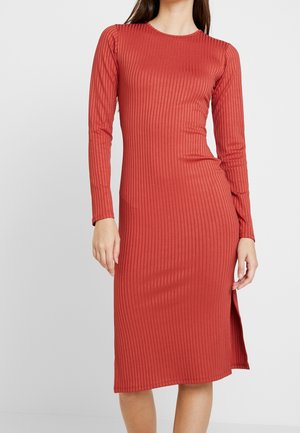 Gina Tricot Robe fourreau - metallic red