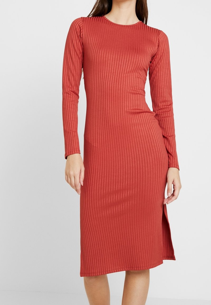 Gina Tricot Robe fourreau - metallic red