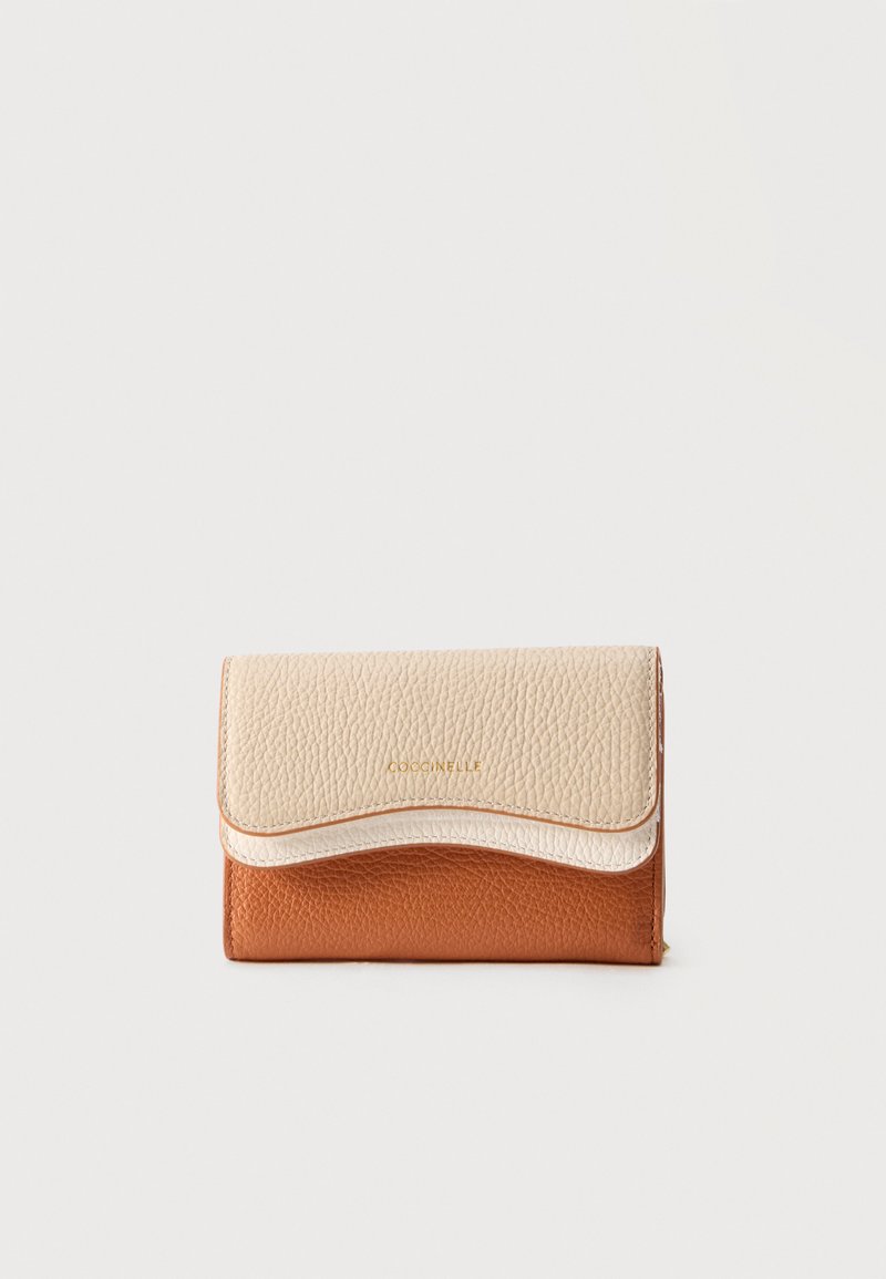 Μικρό πορτοφόλι από δερματίνη με υφή σε μπεζ και καφέ, με καμπυλωτό καπάκι και χρυσά γράμματα του ονόματος της μάρκας στο μπροστινό μέρος.