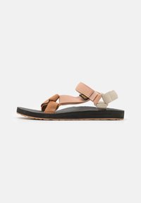 Calzature: sandali piatti con cinturini regolabili in pesca, beige e crema. Suola in gomma con superficie testurizzata, dettagli marroni e base nera.