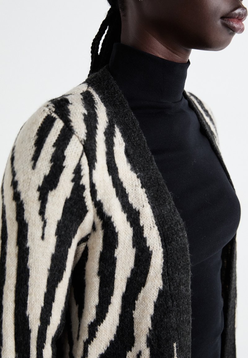 Cardigan ONLY Noir Et Blanc Cassé - Taille EU 34, 98% Coton, Coupe Ample Style Décontracté, Occasion TB