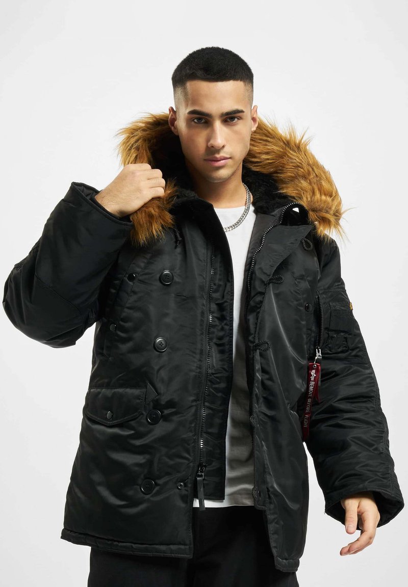 Schwarzer, isolierter Parka mit Kapuze aus Kunstpelz, mehreren Fronttaschen und Knopfverschluss; glatte Textur mit glänzendem Finish.